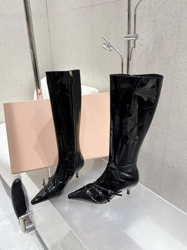 Miu Miu Сапоги кожаные женские на шпильке — Фото 1
