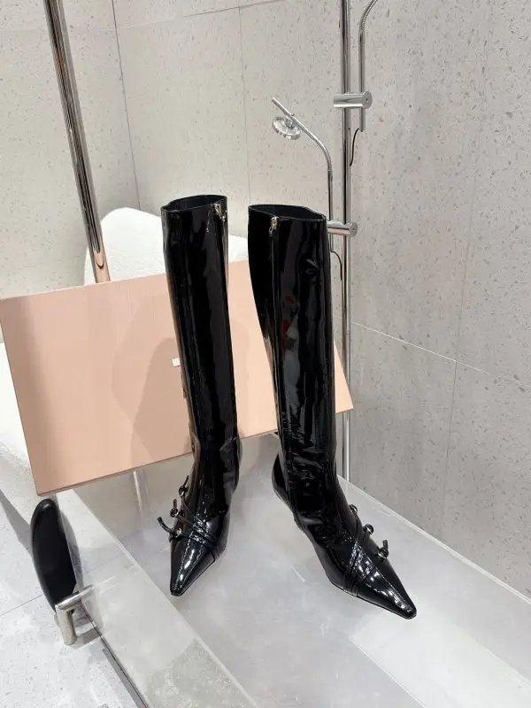 Miu Miu Сапоги кожаные женские на шпильке — Фото 4