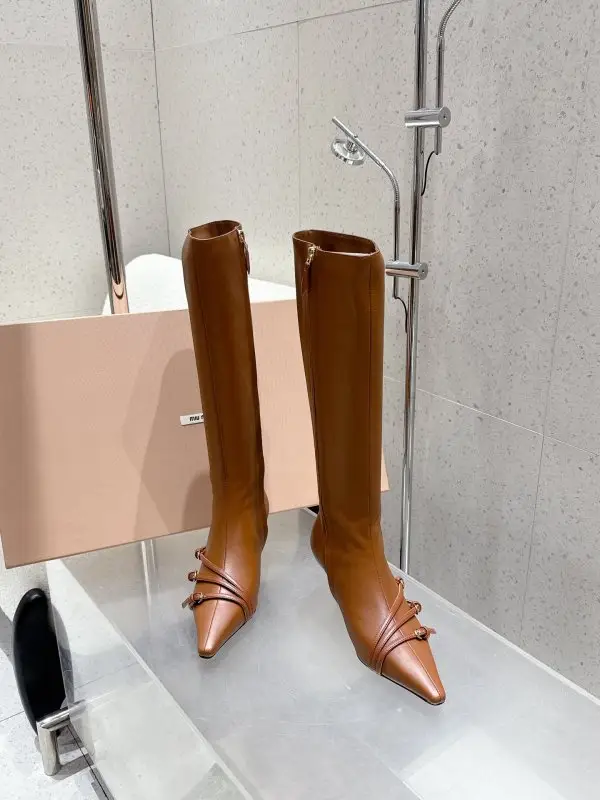 Miu Miu Сапоги кожаные женские на шпильке — Фото 4