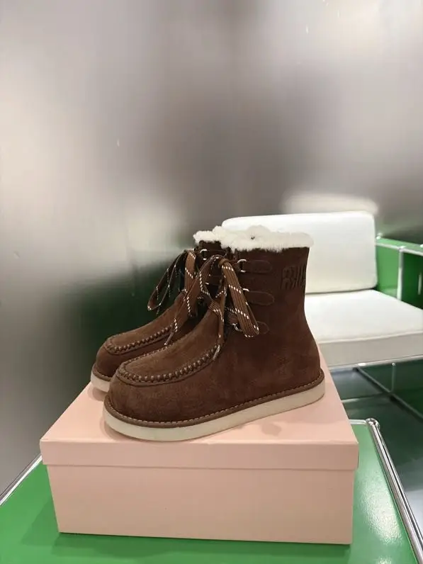 Miu Miu Boots winter suede on fur — Photo 4