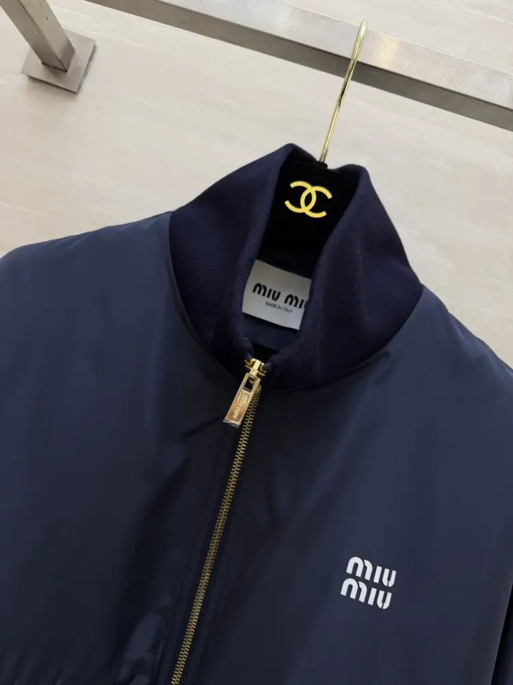 Miu Miu Куртка женская — Фото 2