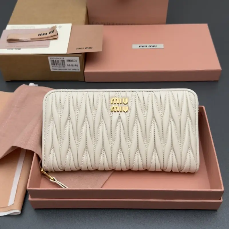 Miu Miu — Кошелек на молнии из овечьей кожи MATELASSÉ