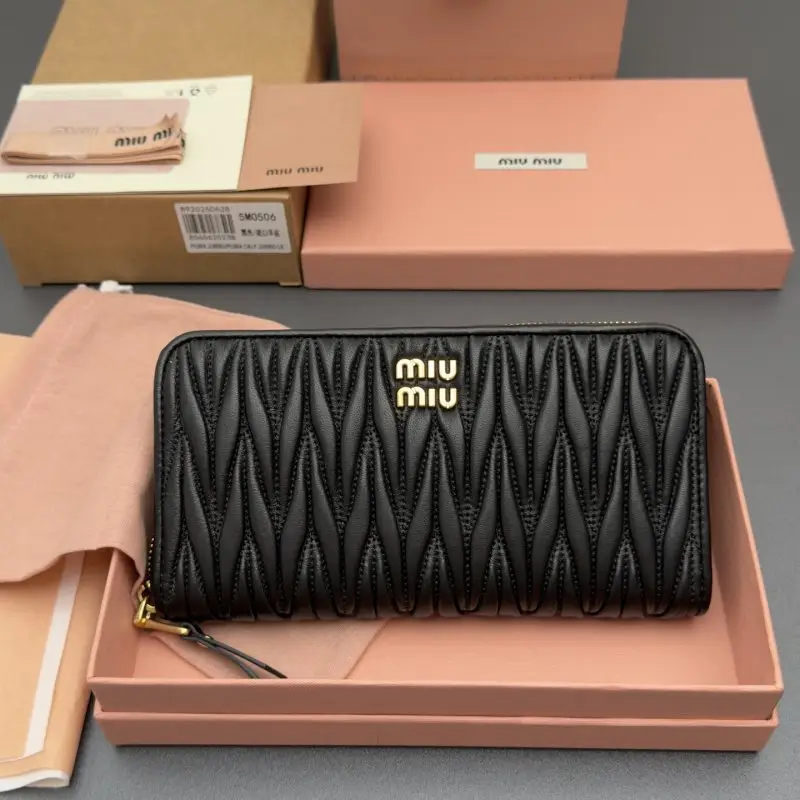 Miu Miu — Кошелек на молнии из овечьей кожи MATELASSÉ