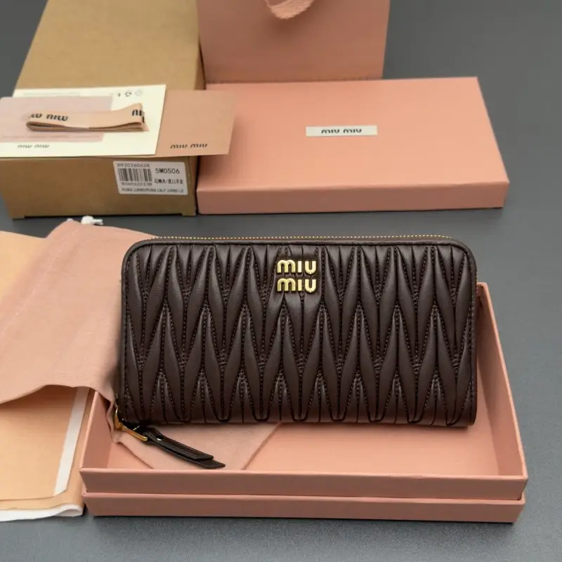 Miu Miu — Кошелек на молнии из овечьей кожи MATELASSÉ