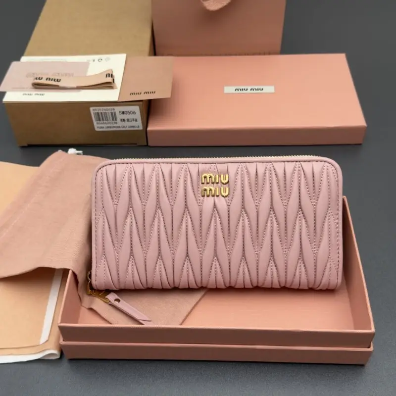 Miu Miu — Кошелек на молнии из овечьей кожи MATELASSÉ