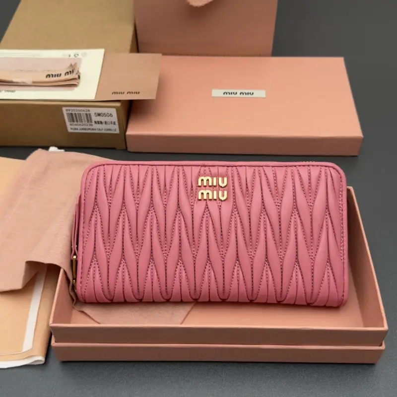 Miu Miu — Кошелек на молнии из овечьей кожи MATELASSÉ