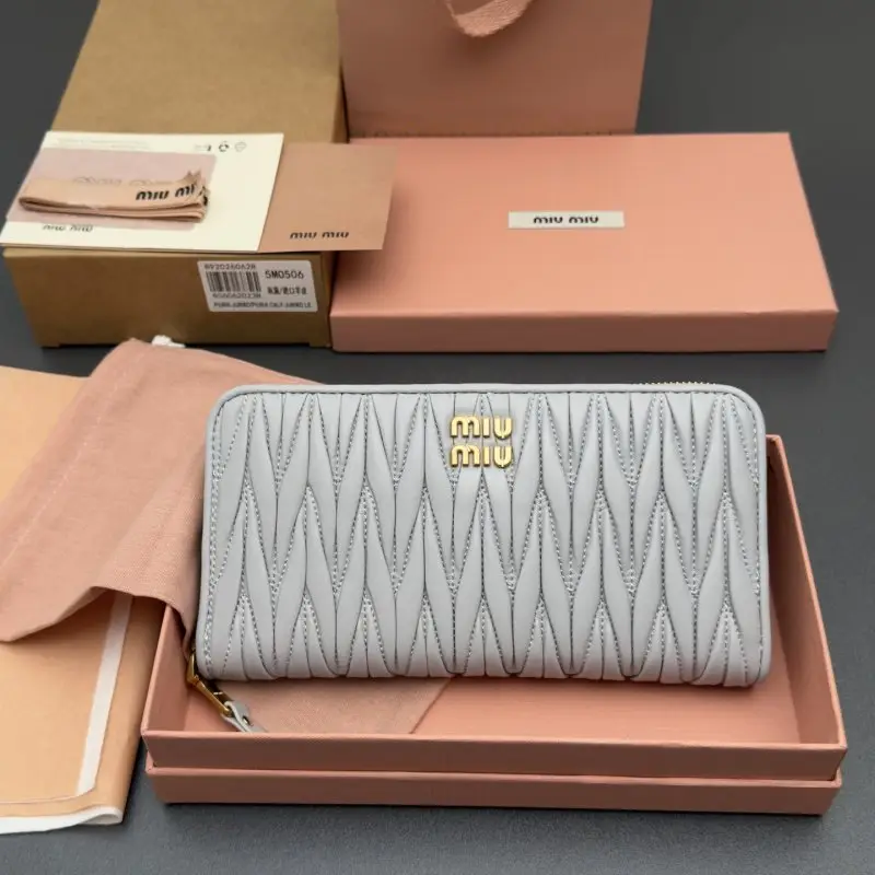 Miu Miu — Кошелек на молнии из овечьей кожи MATELASSÉ
