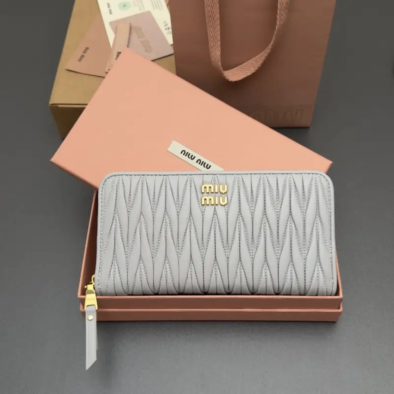 Miu Miu — Кошелек на молнии из овечьей кожи MATELASSÉ