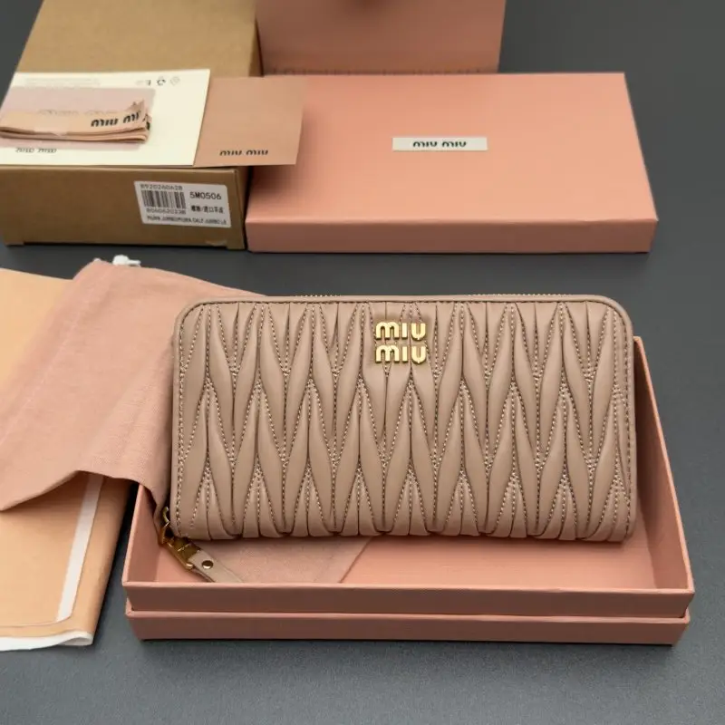 Miu Miu — Кошелек на молнии из овечьей кожи MATELASSÉ