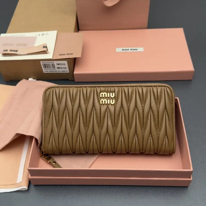 Miu Miu — Кошелек на молнии из овечьей кожи MATELASSÉ