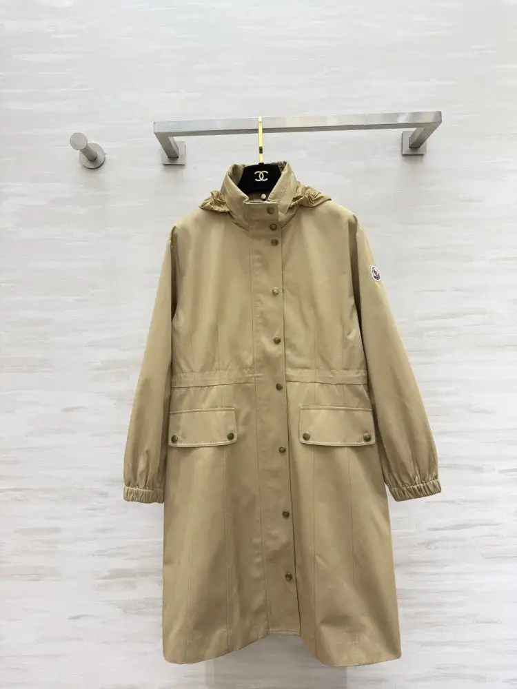 Moncler — Длинный тренч цвета хаки с капюшоном