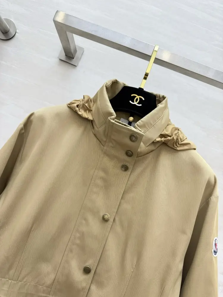 Moncler Длинный тренч цвета хаки с капюшоном — Фото 3