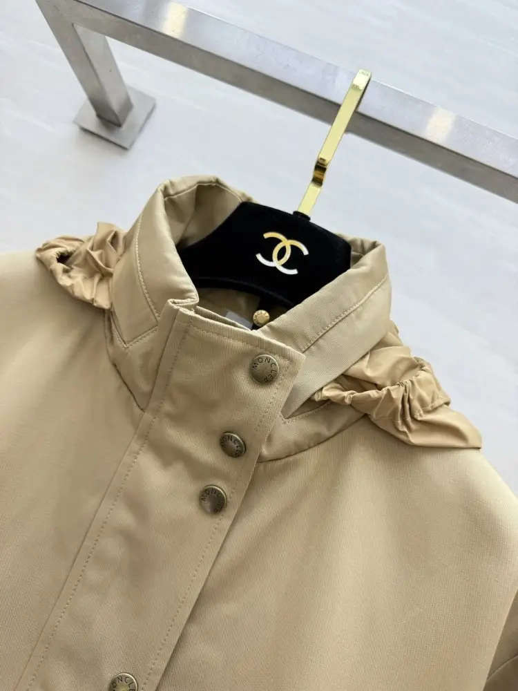 Moncler Длинный тренч цвета хаки с капюшоном — Фото 4