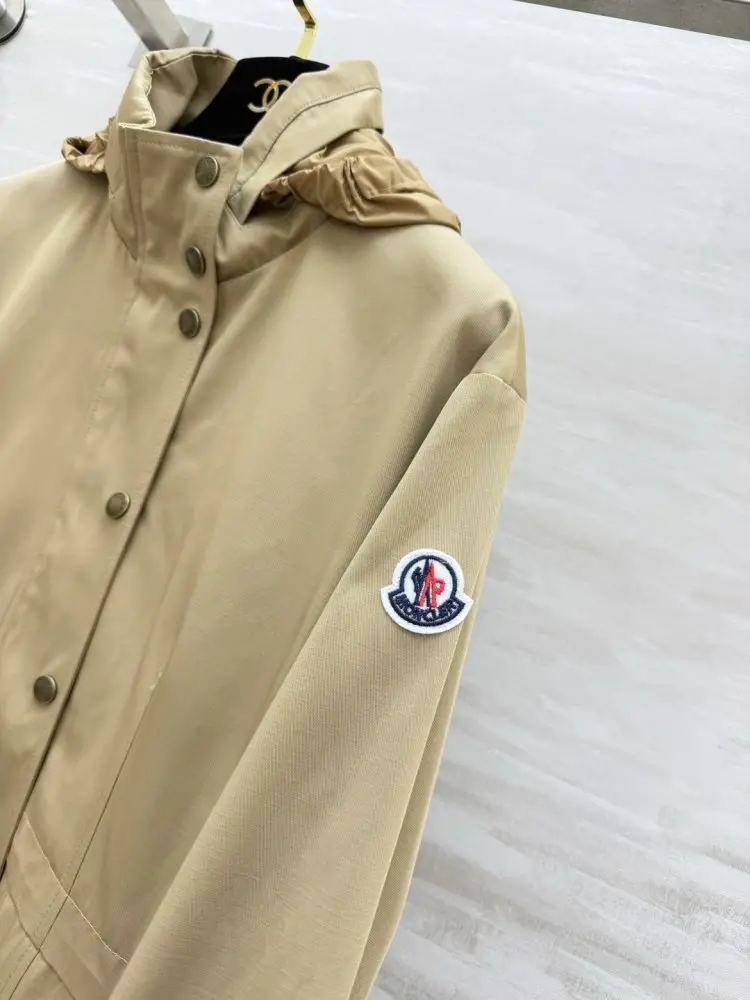 Moncler Длинный тренч цвета хаки с капюшоном — Фото 5