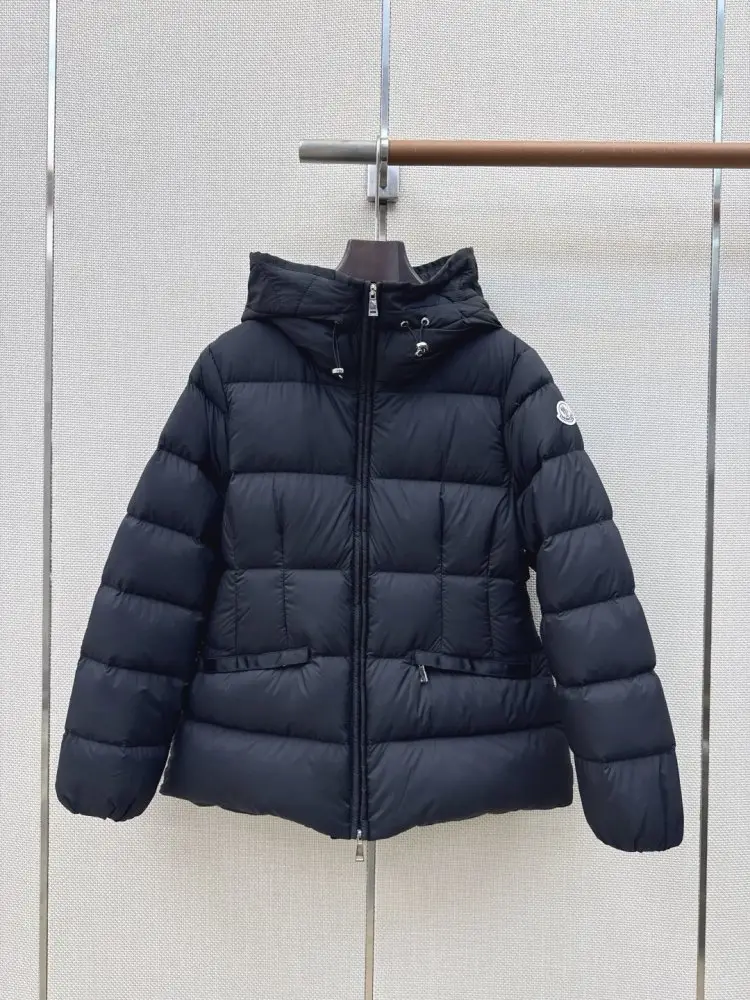 Moncler — Пуховик женский