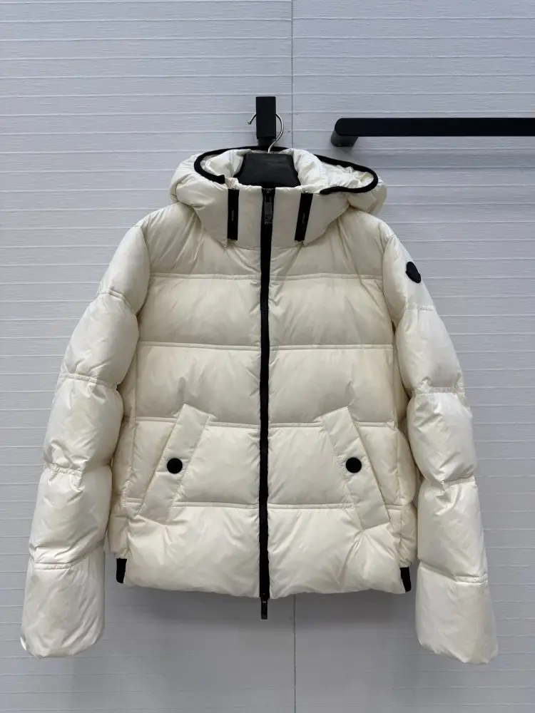 Moncler Down jacket female — Photo 1