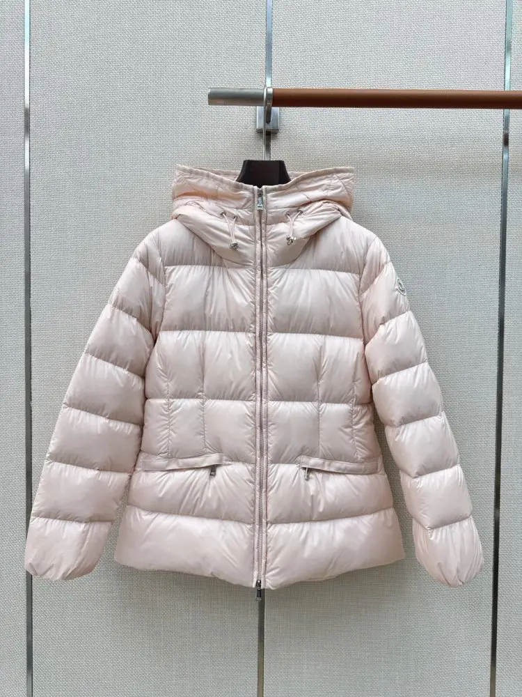 Moncler Down jacket female — Photo 1