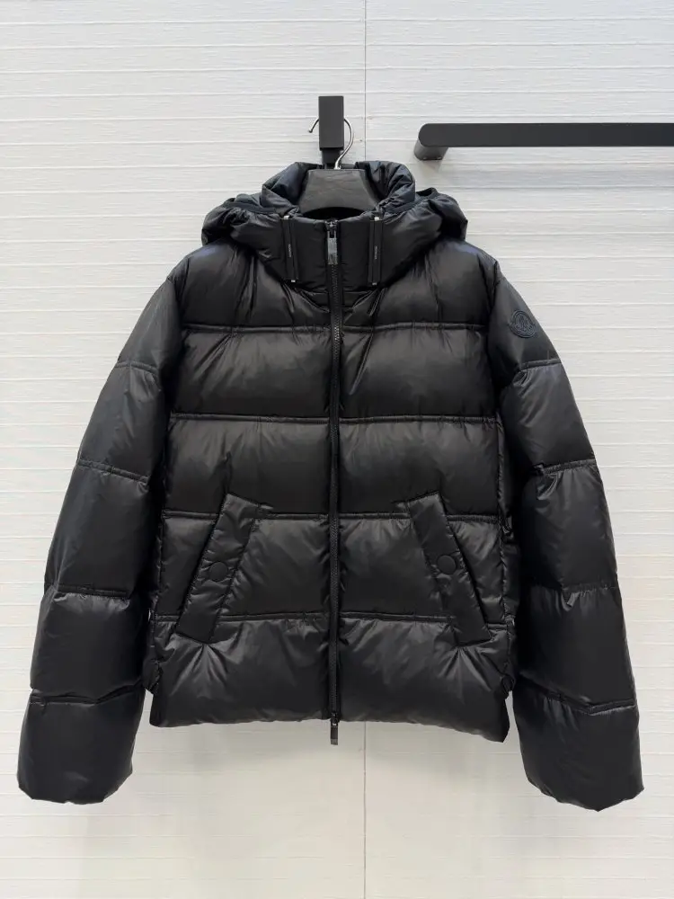 Moncler Down jacket female — Photo 1