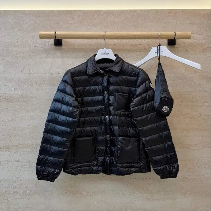 Moncler — Пуховик женский