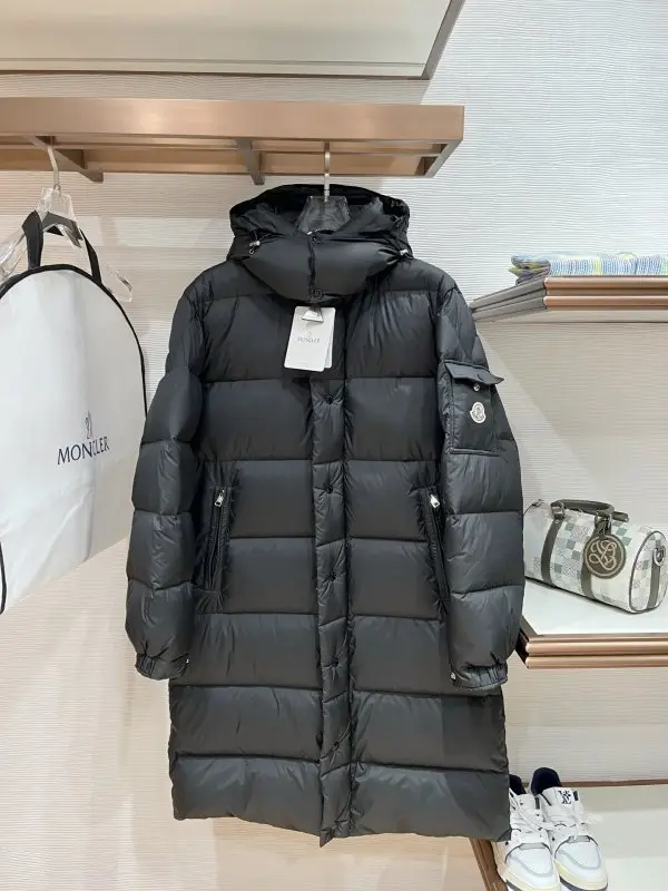 Moncler — Пуховик женский