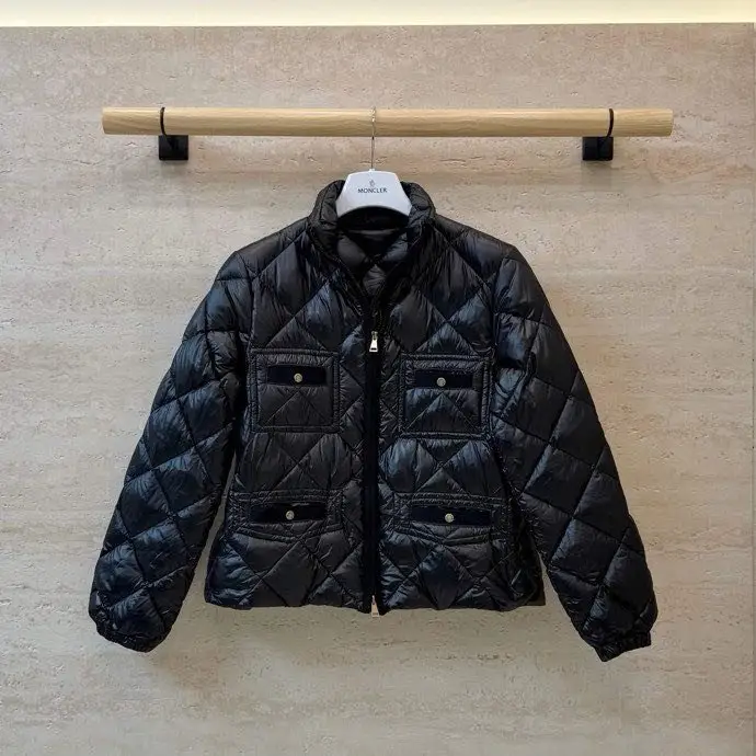 Moncler — Пуховик женский