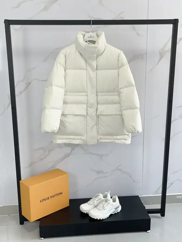 Moncler — Пуховик женский