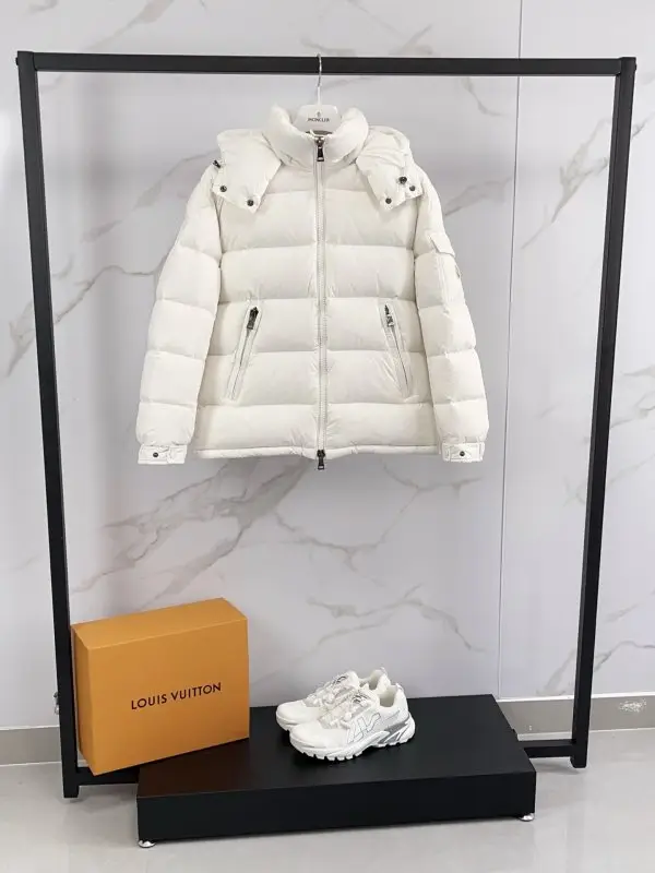 Moncler — Пуховик женский