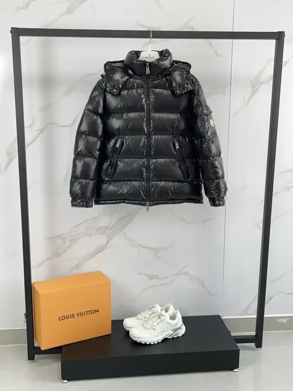 Moncler — Пуховик женский