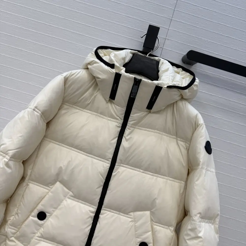 Moncler Down jacket female — Photo 2