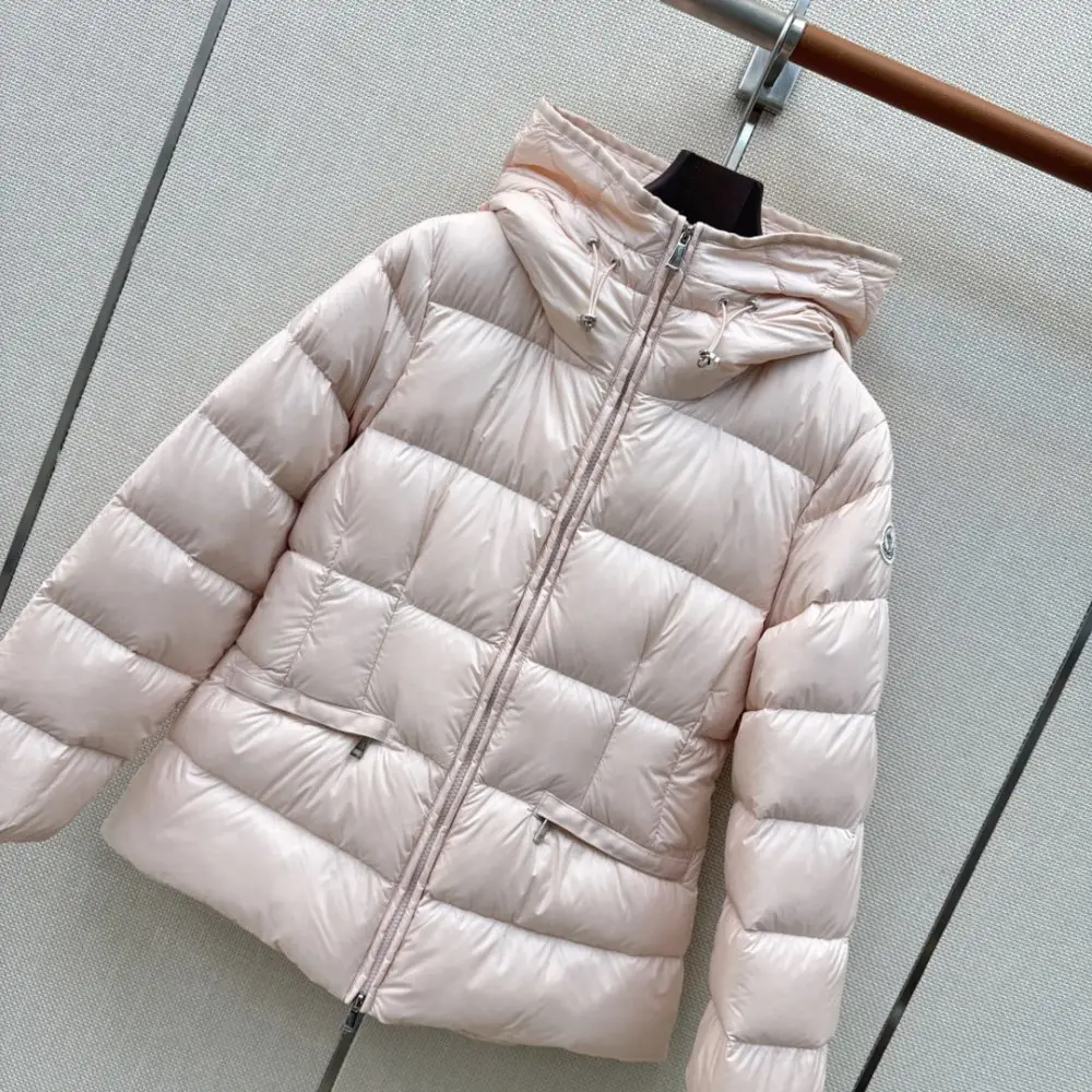 Moncler Down jacket female — Photo 2