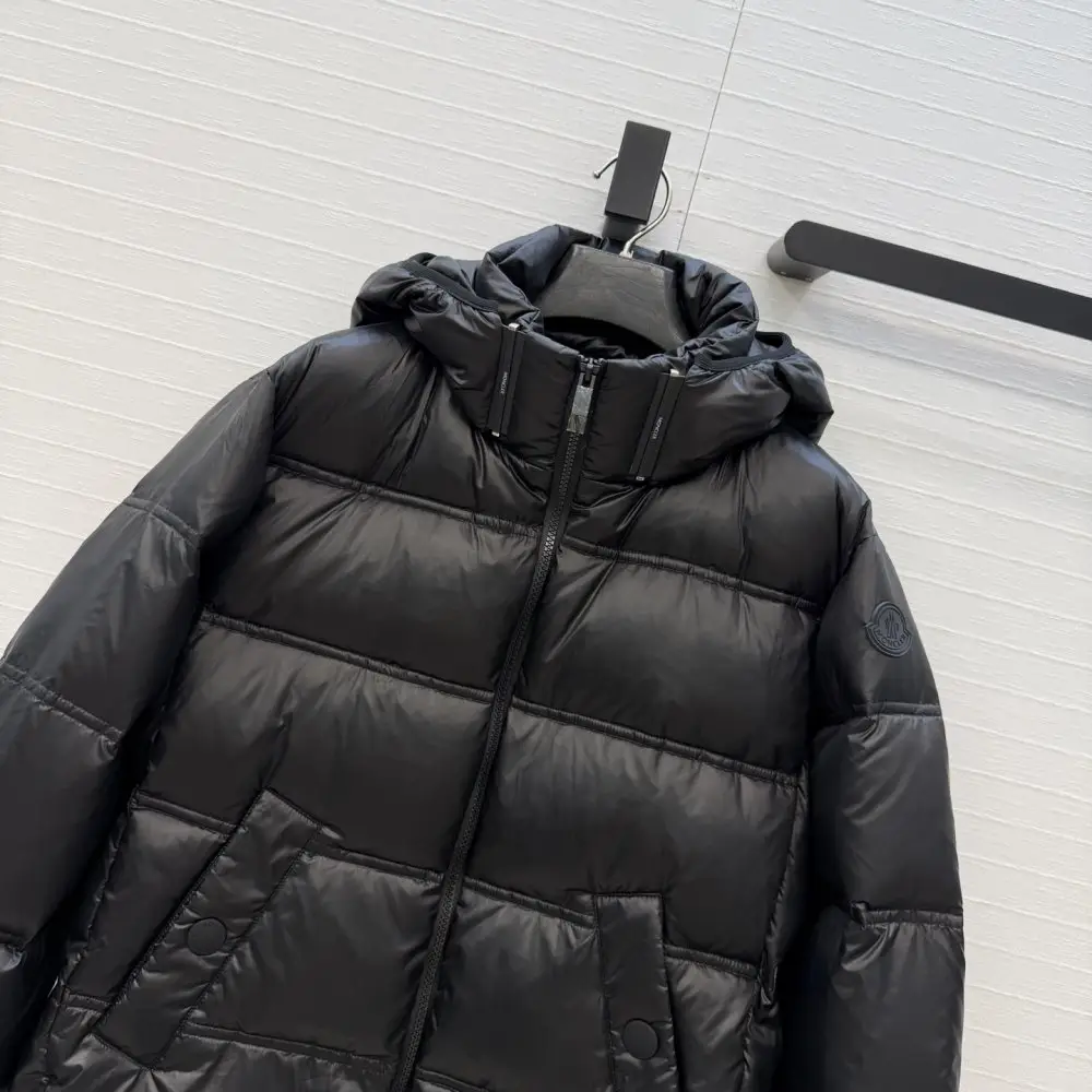 Moncler Down jacket female — Photo 2
