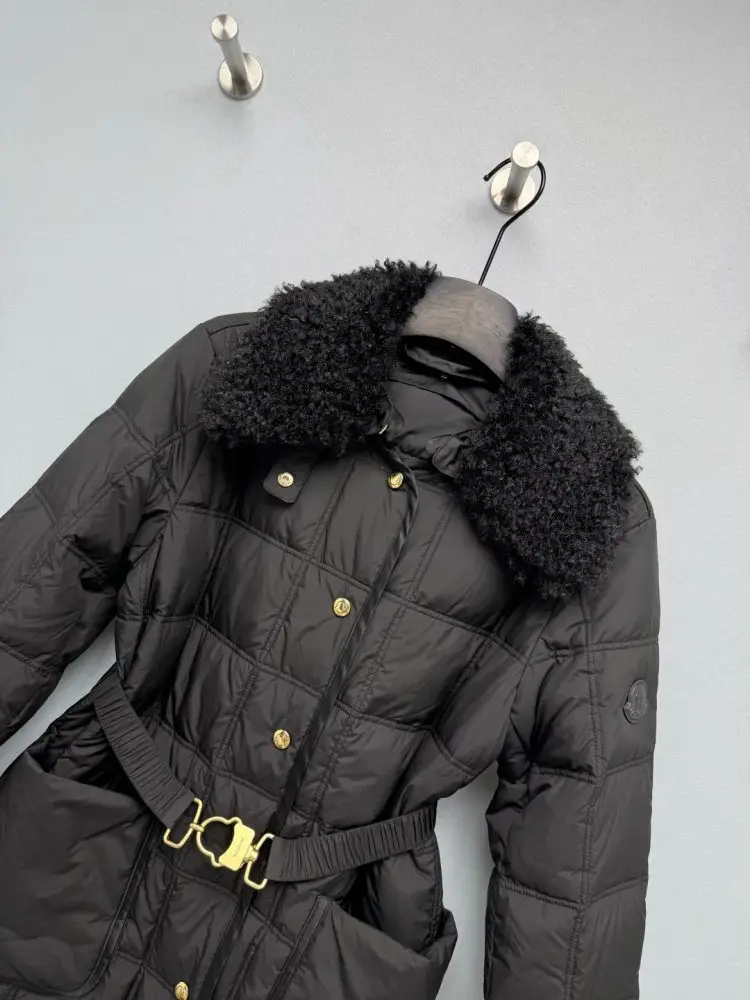 Moncler Down jacket female — Photo 2