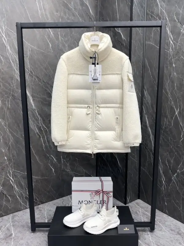 Moncler Down jacket female — Photo 2