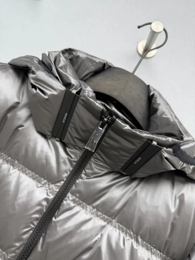 Moncler Down jacket female — Photo 2