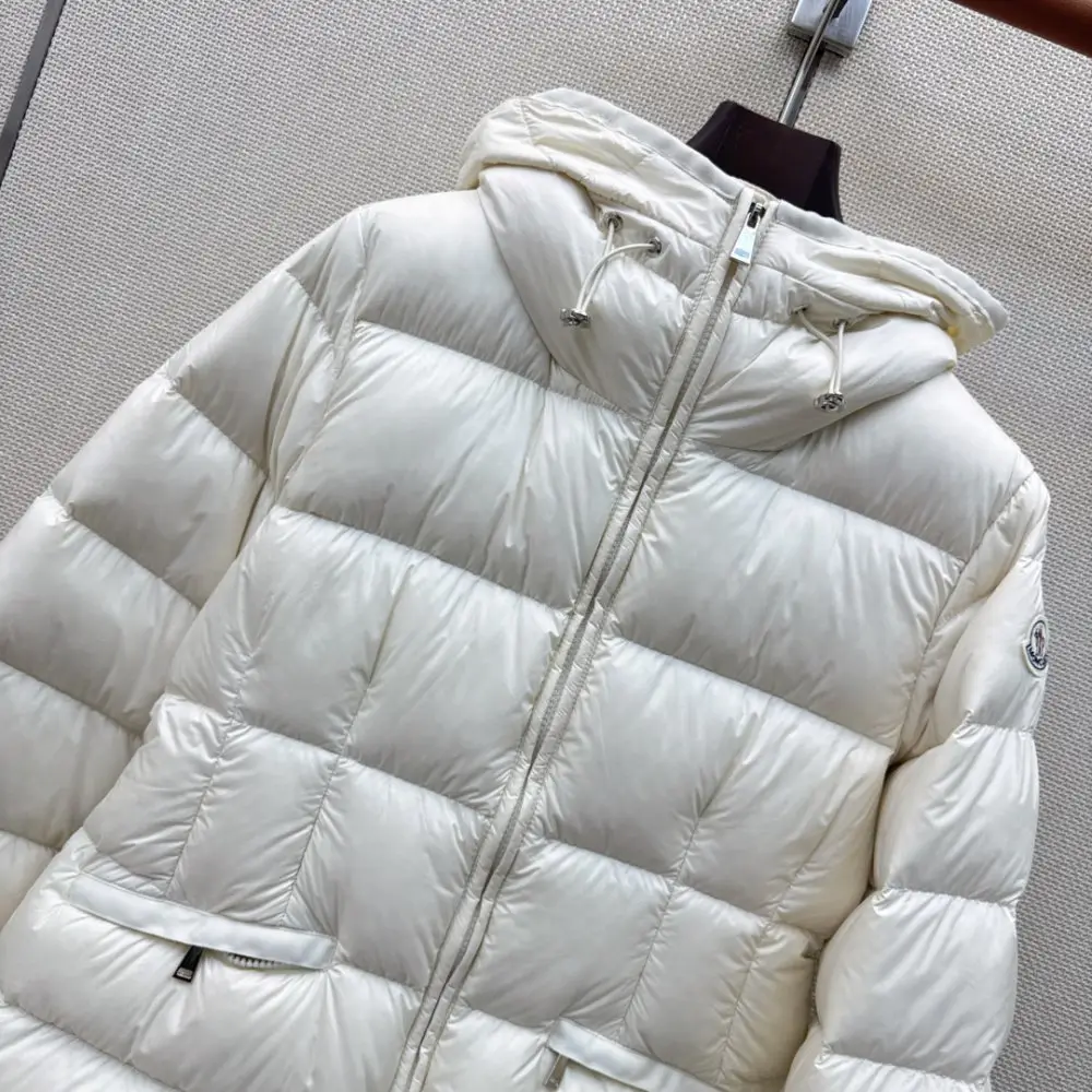 Moncler Down jacket female — Photo 2