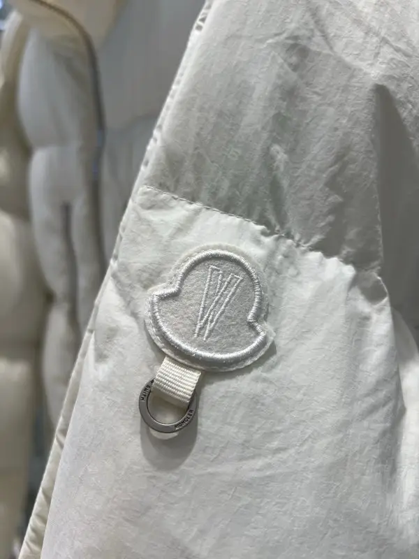 Moncler Пуховик женский — Фото 2