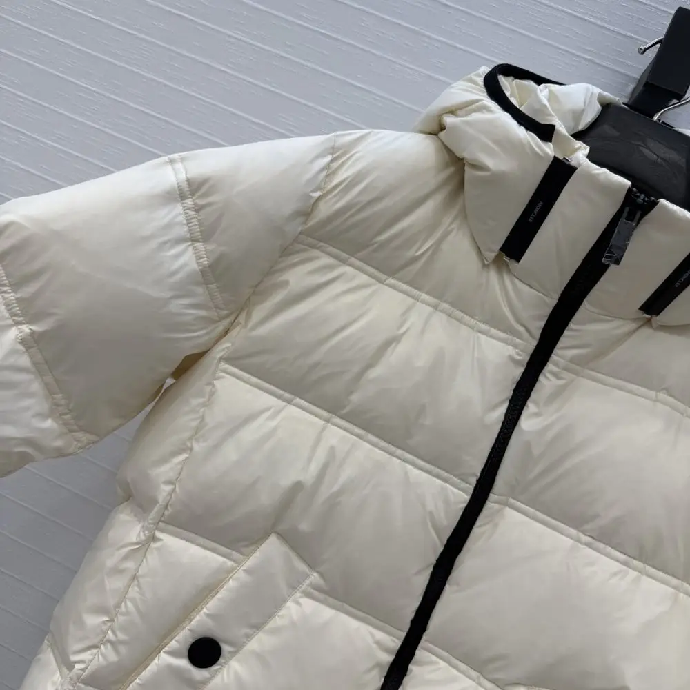 Moncler Down jacket female — Photo 3