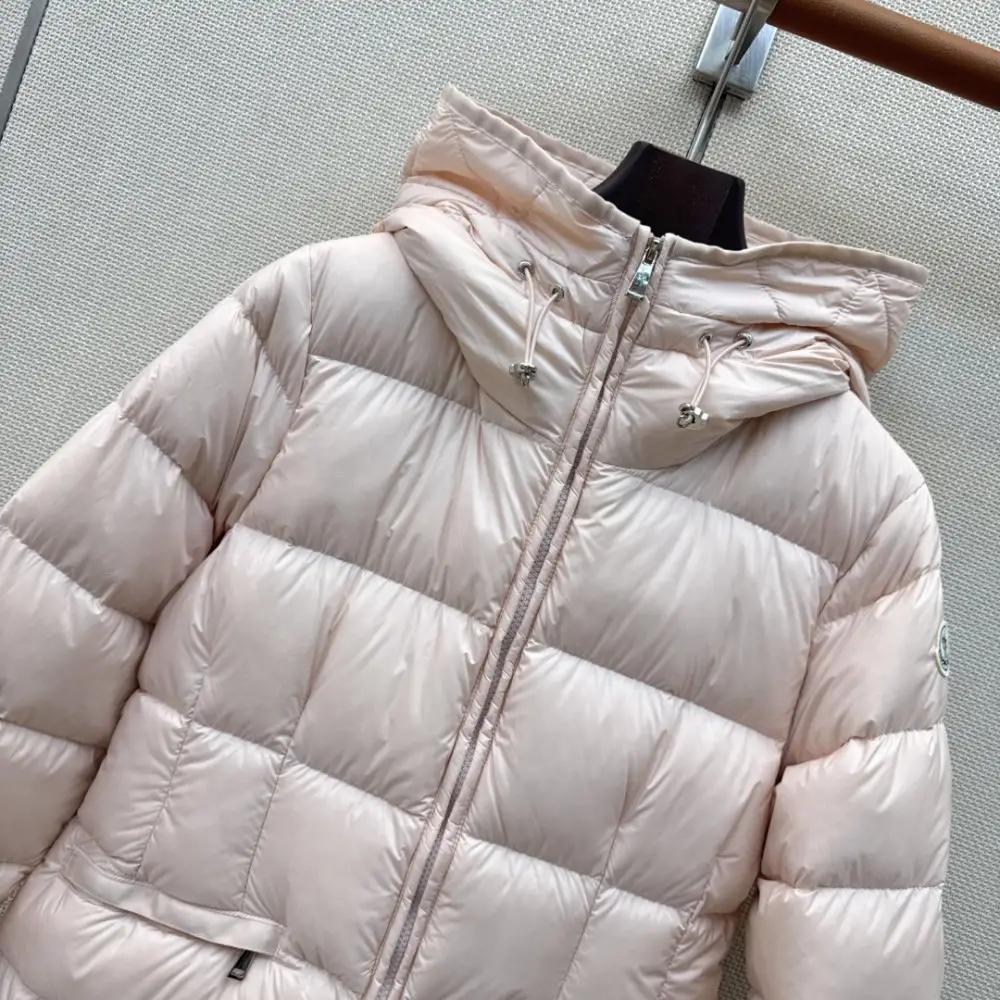 Moncler Down jacket female — Photo 3