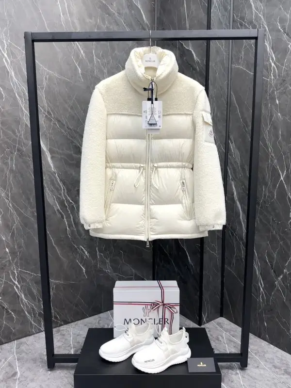 Moncler Down jacket female — Photo 3