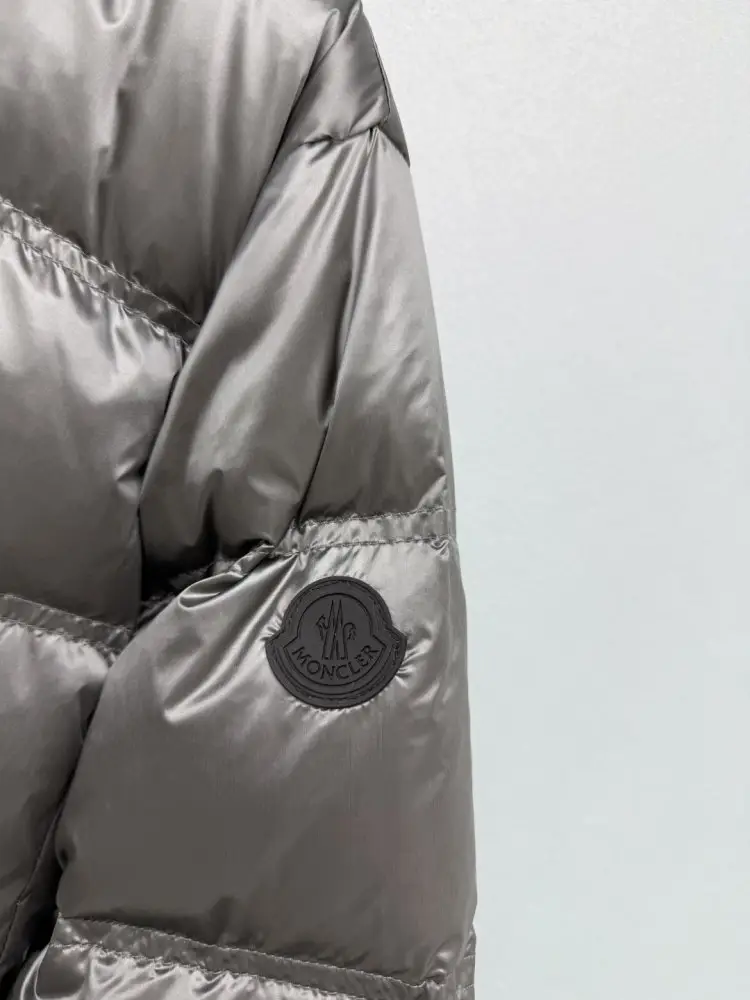 Moncler Down jacket female — Photo 3