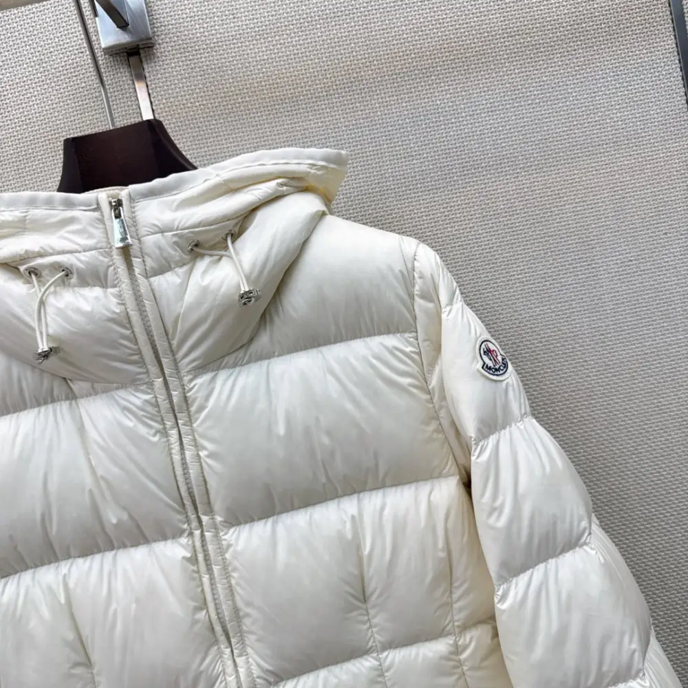 Moncler Down jacket female — Photo 3