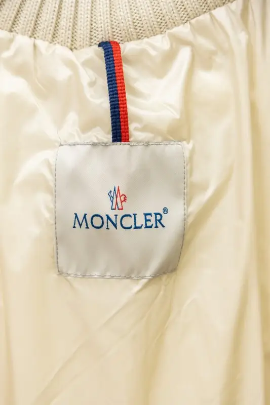 Moncler Down jacket female — Photo 3