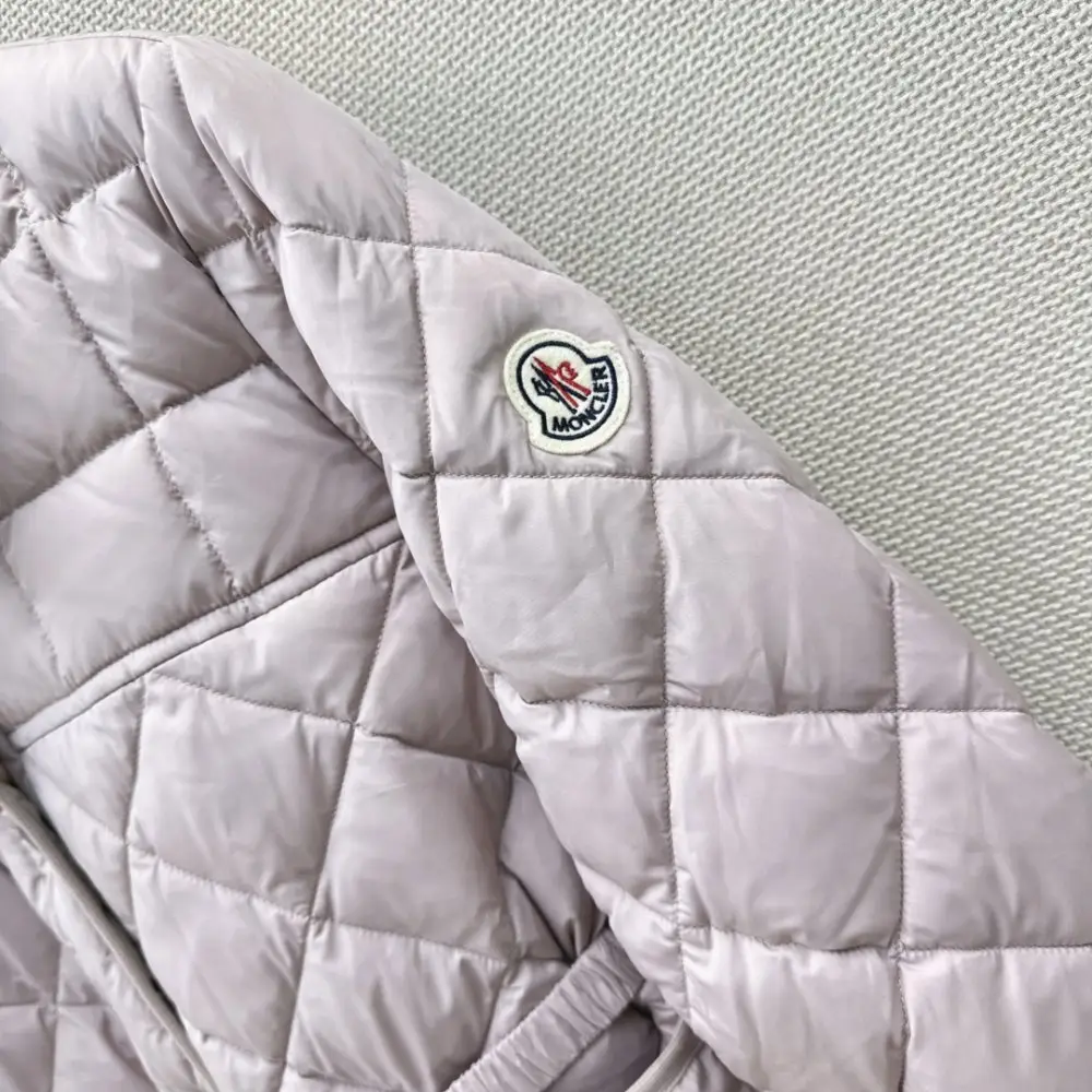 Moncler Down jacket female — Photo 4