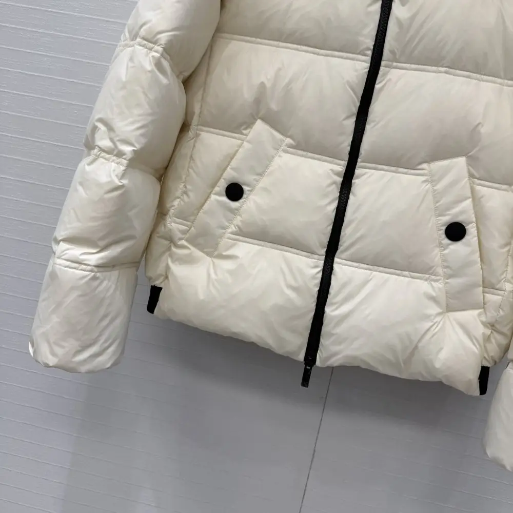 Moncler Down jacket female — Photo 4