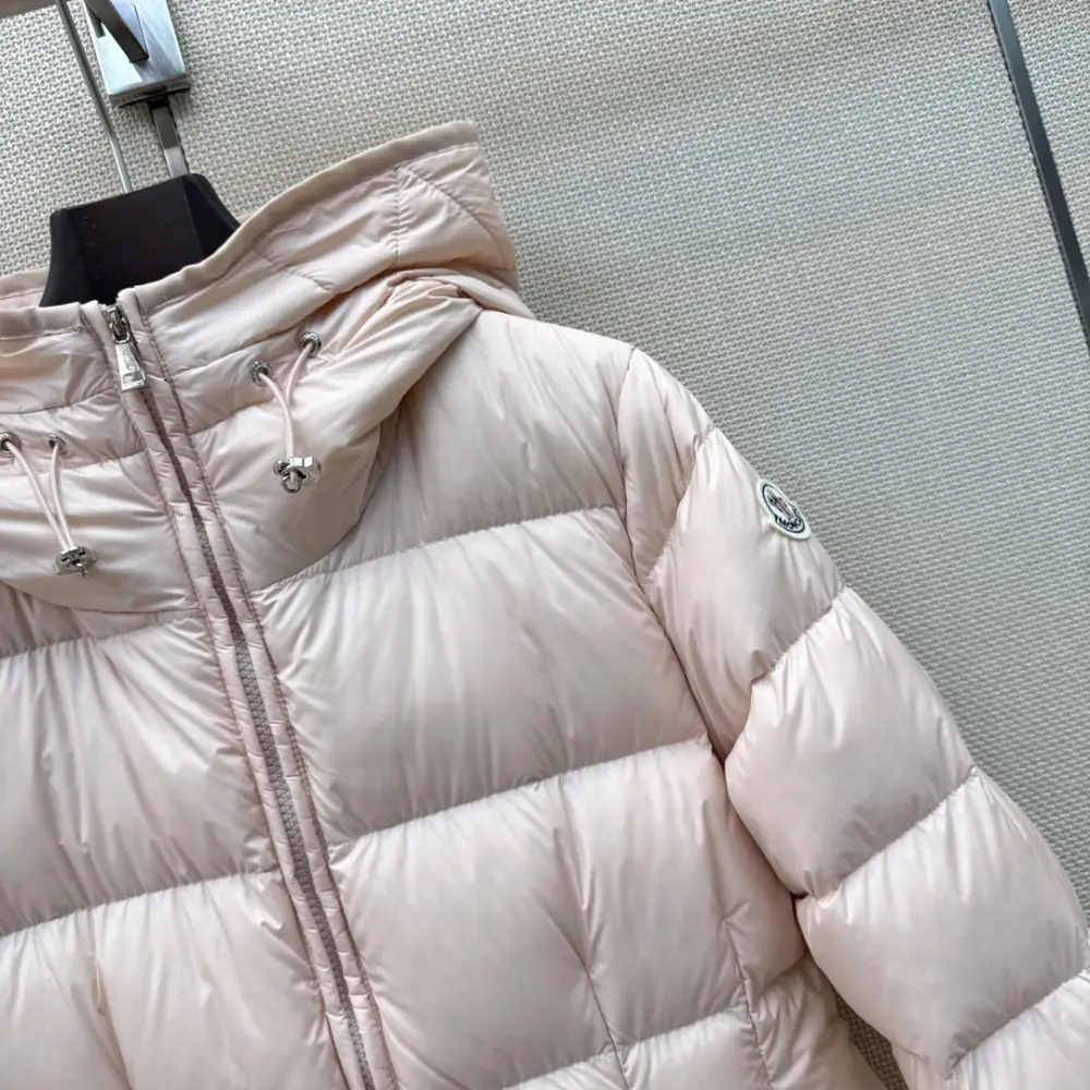 Moncler Down jacket female — Photo 4