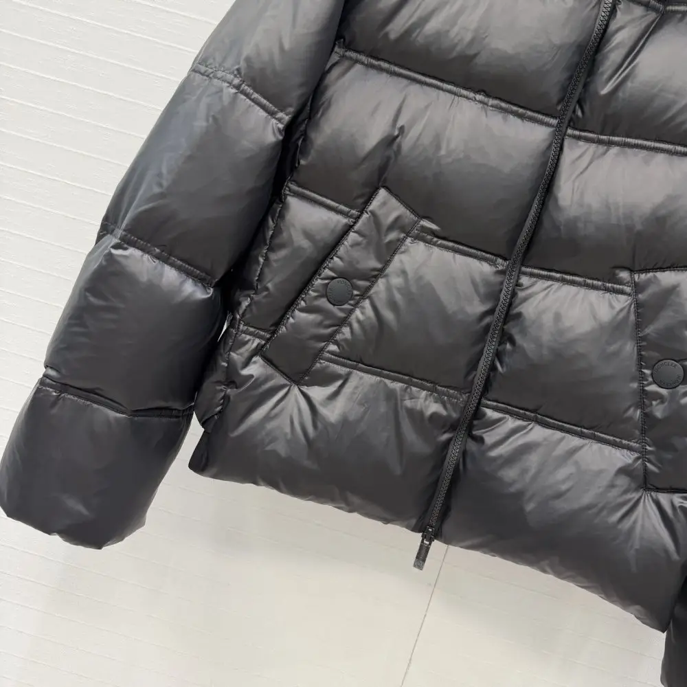 Moncler Down jacket female — Photo 4