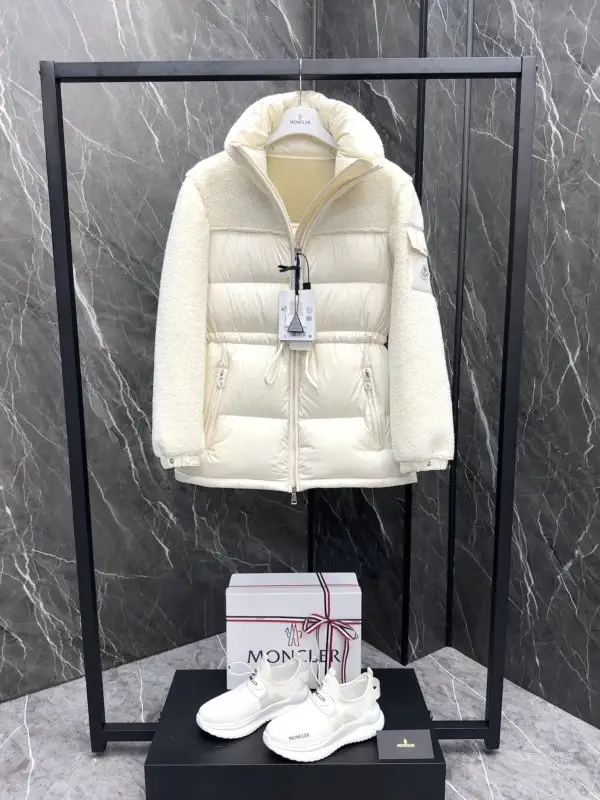 Moncler Down jacket female — Photo 4