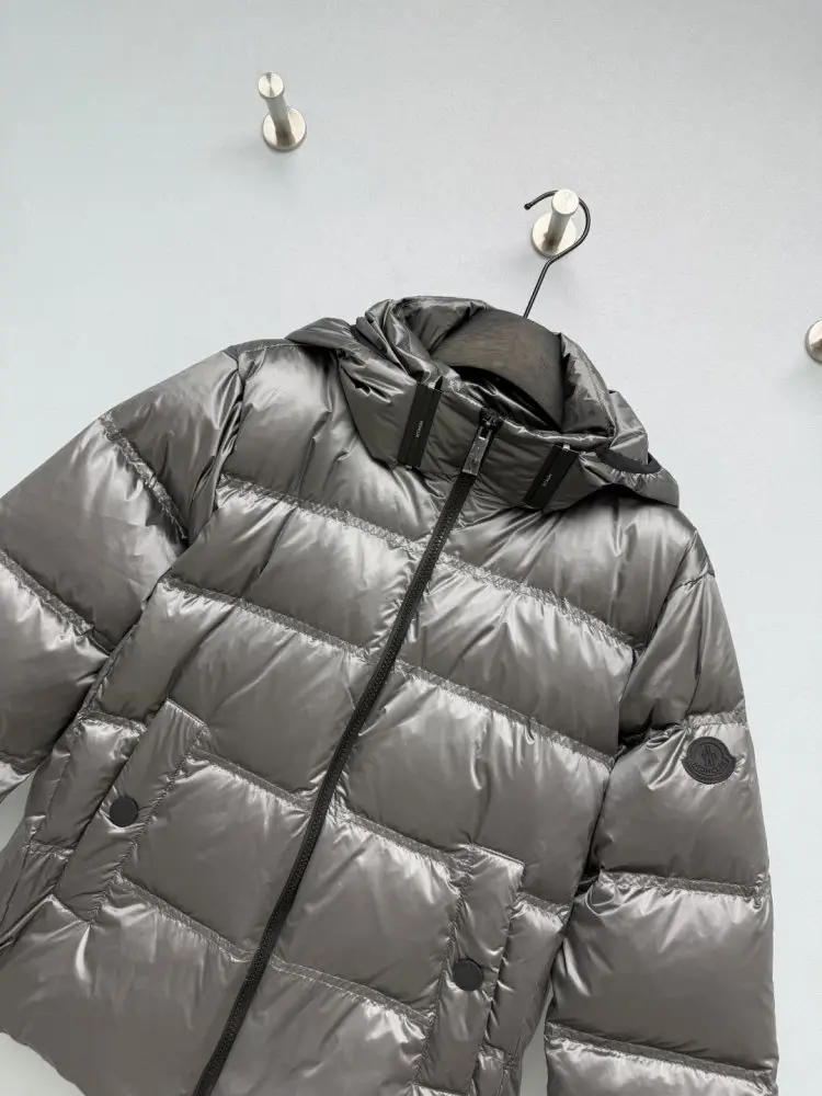 Moncler Down jacket female — Photo 4