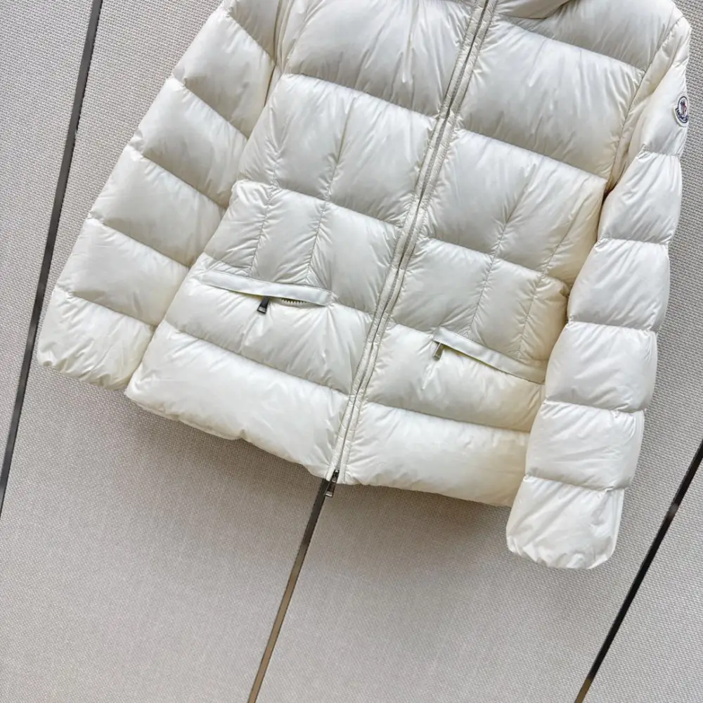Moncler Down jacket female — Photo 4
