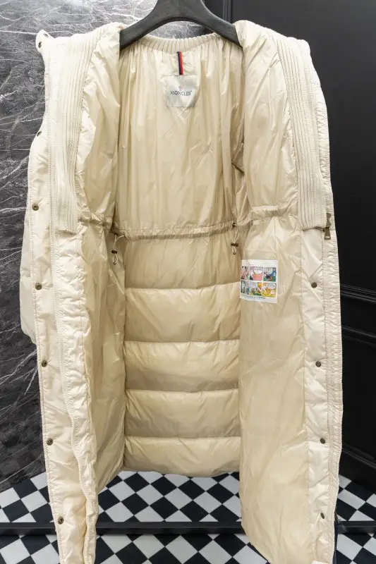 Moncler Down jacket female — Photo 4
